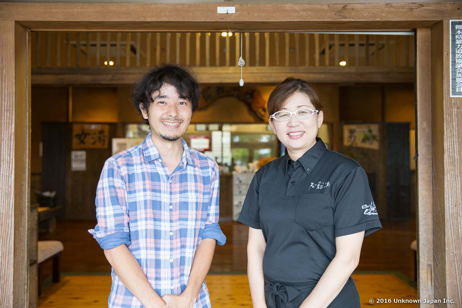 女将さんの田上まゆみさんと阿蘇乃湯の玄関前で撮影