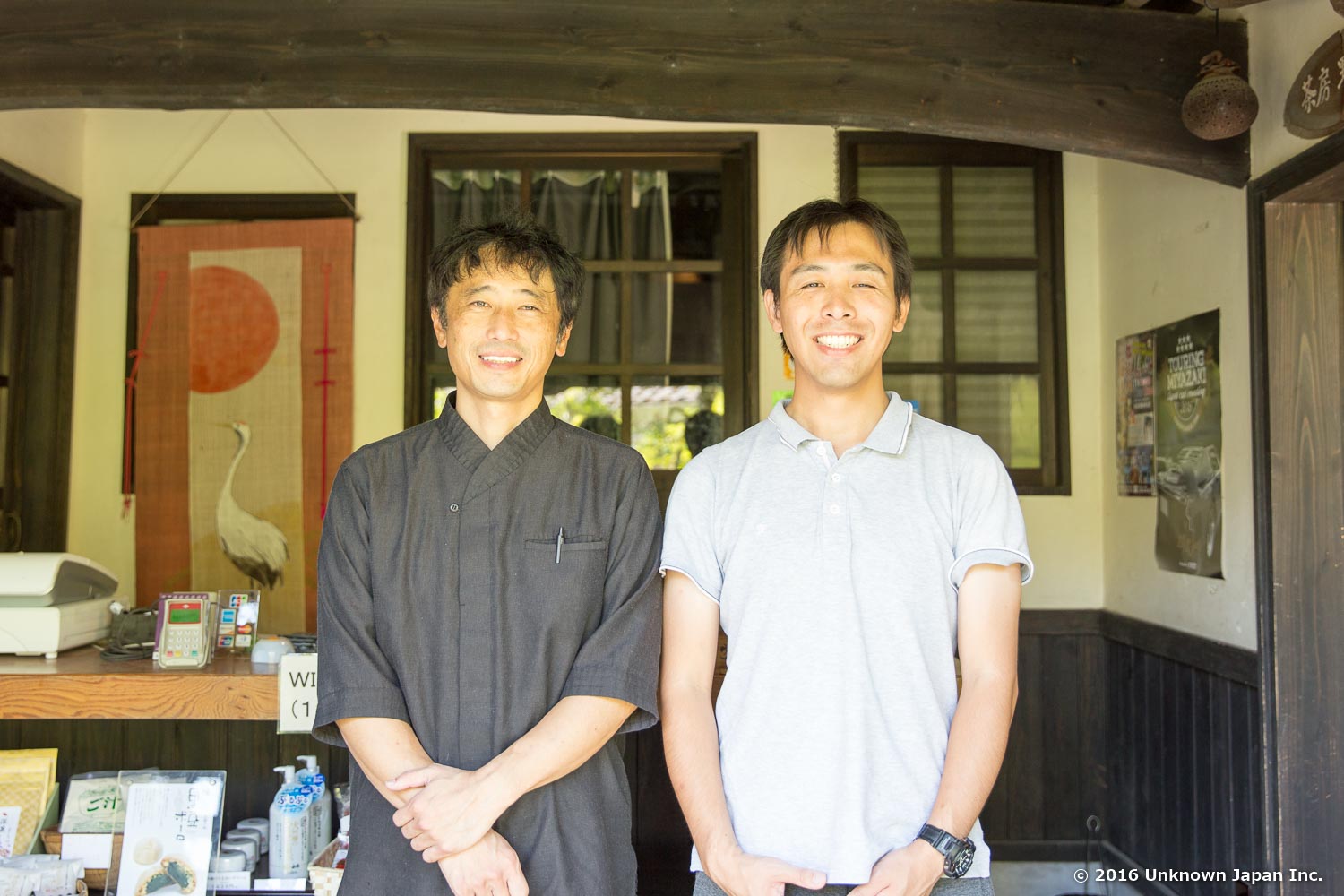 支配人の船橋賢一さんと、旅館内で撮影。