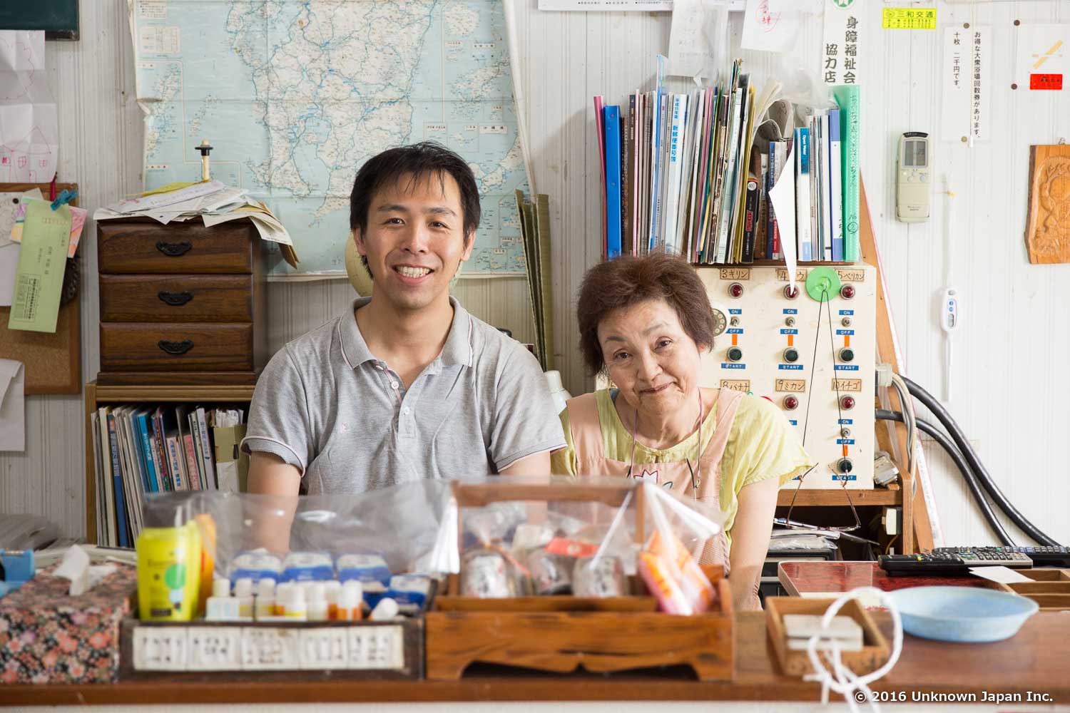 管理人の前野徳子さんと受付で撮影