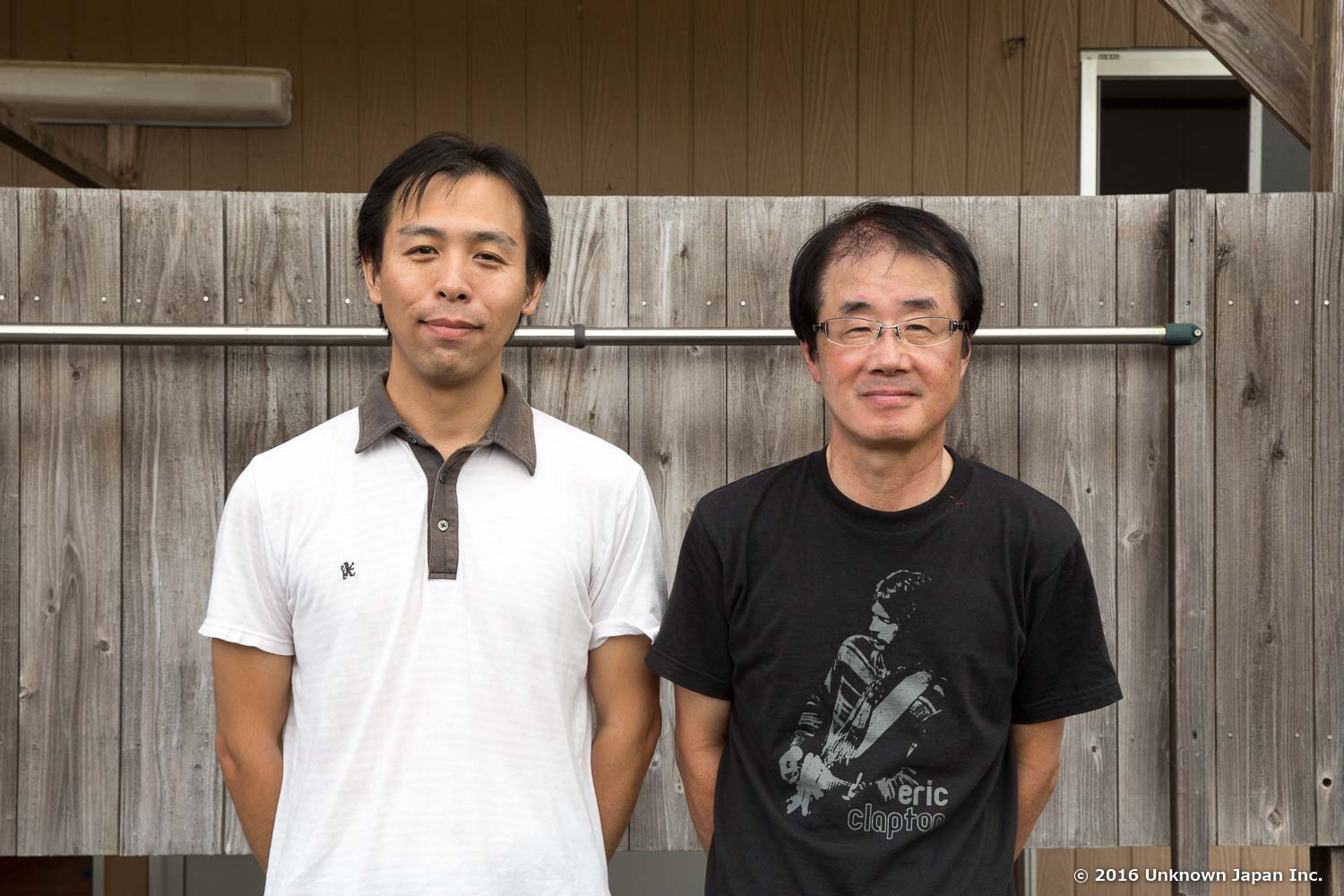 組合の役員をしている下原龍一さんと建物前で撮影