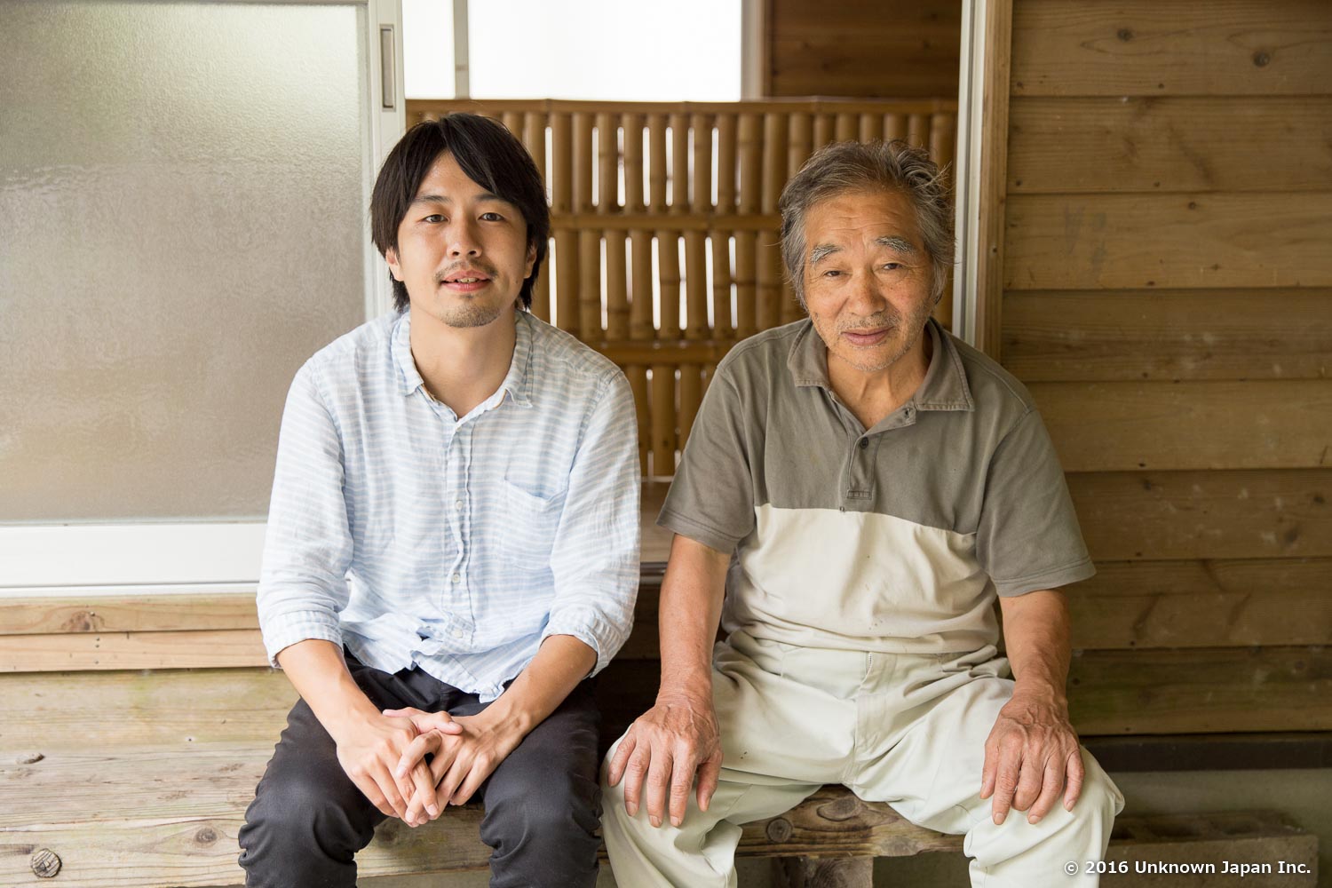 オーナーの鹿嶋重明さんと入口横のベンチで撮影