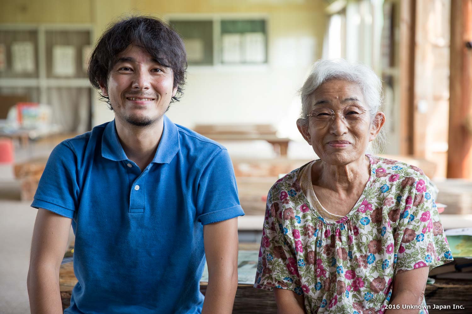 オーナーの柚木成子さんと受付の前で撮影