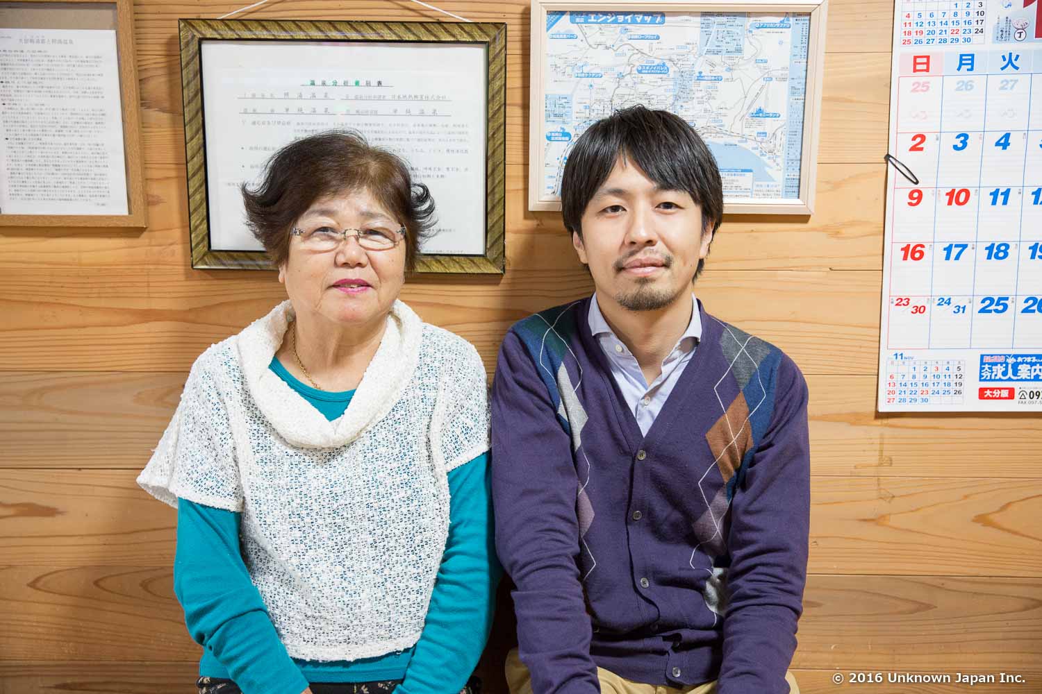 番台を担当をしている婦人会会長の板井武子さんと受付前のベンチで撮影