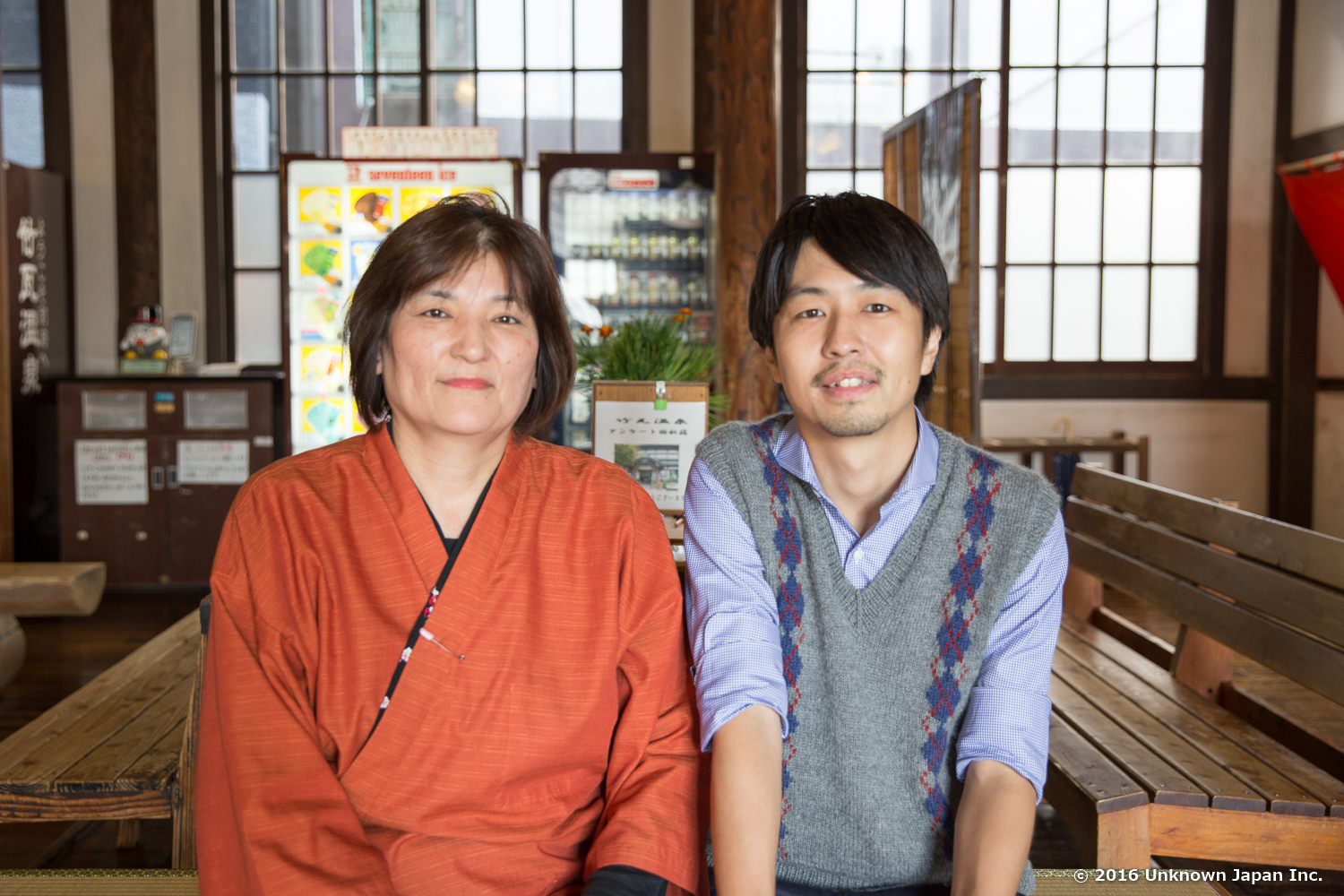 受付をされている脇節代さんと館内の休憩スペースで撮影