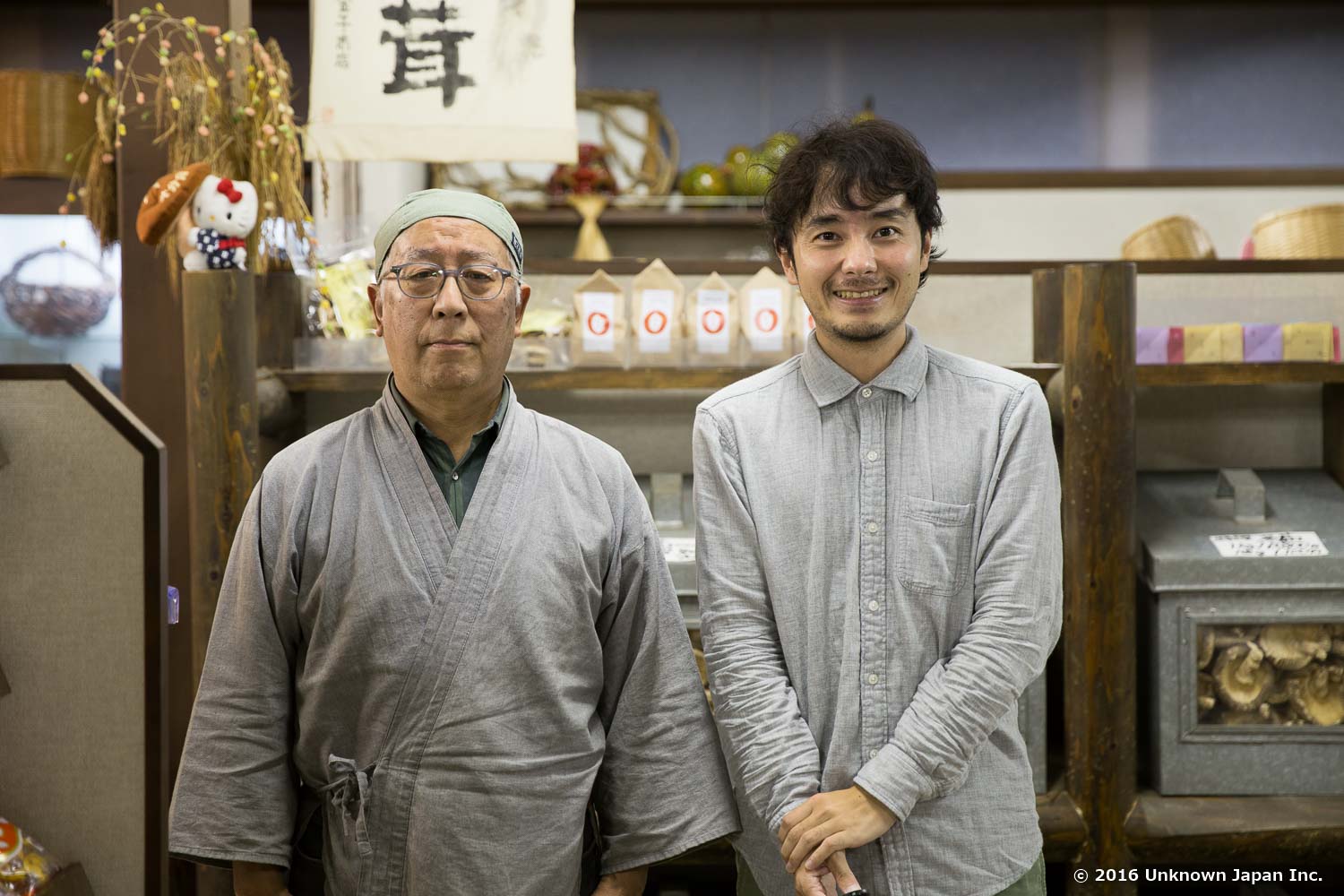 金子商店の金子裕次さんと商店の中で撮影
