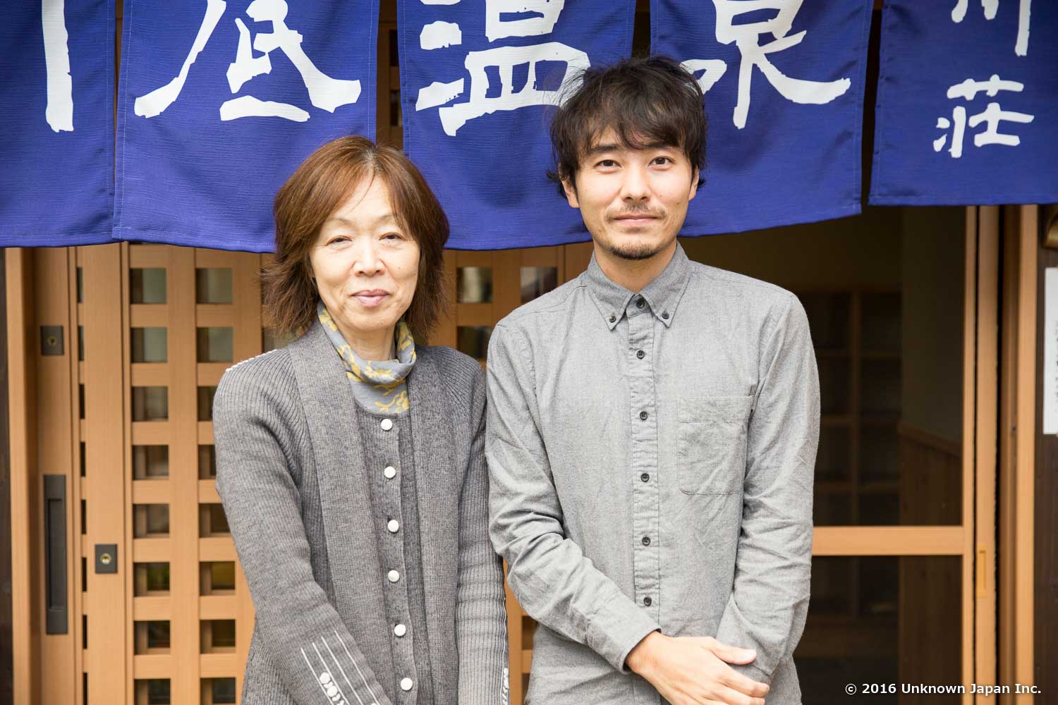 オーナーの吉光敏美さんと入口の前で撮影