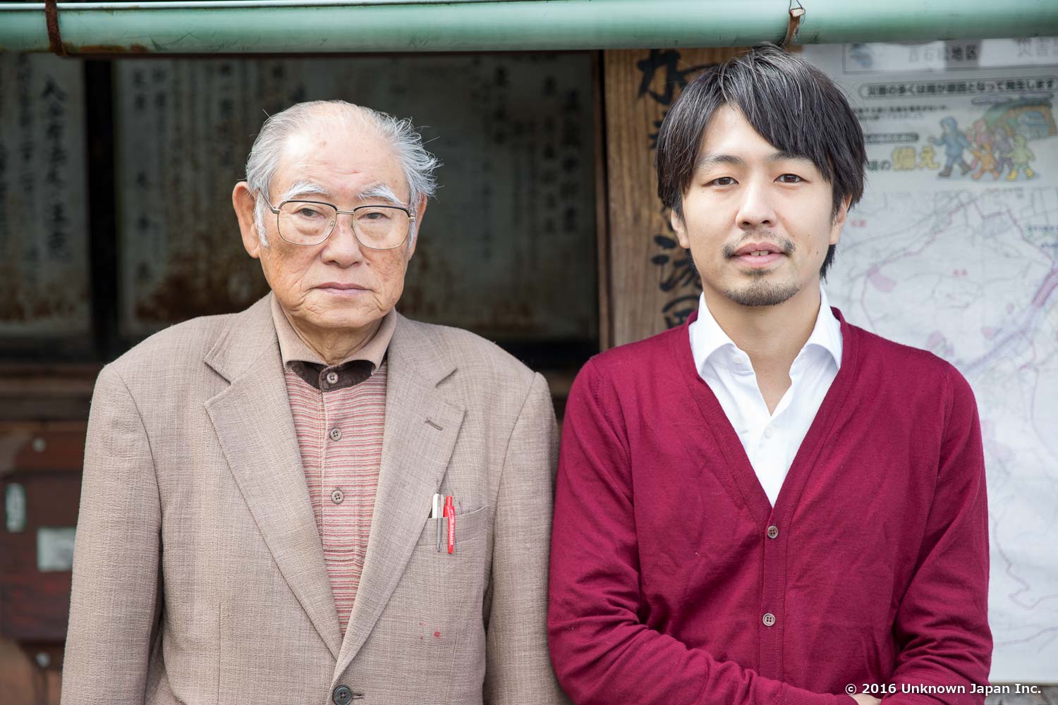管理者の吉見英雄さんと入口前で撮影