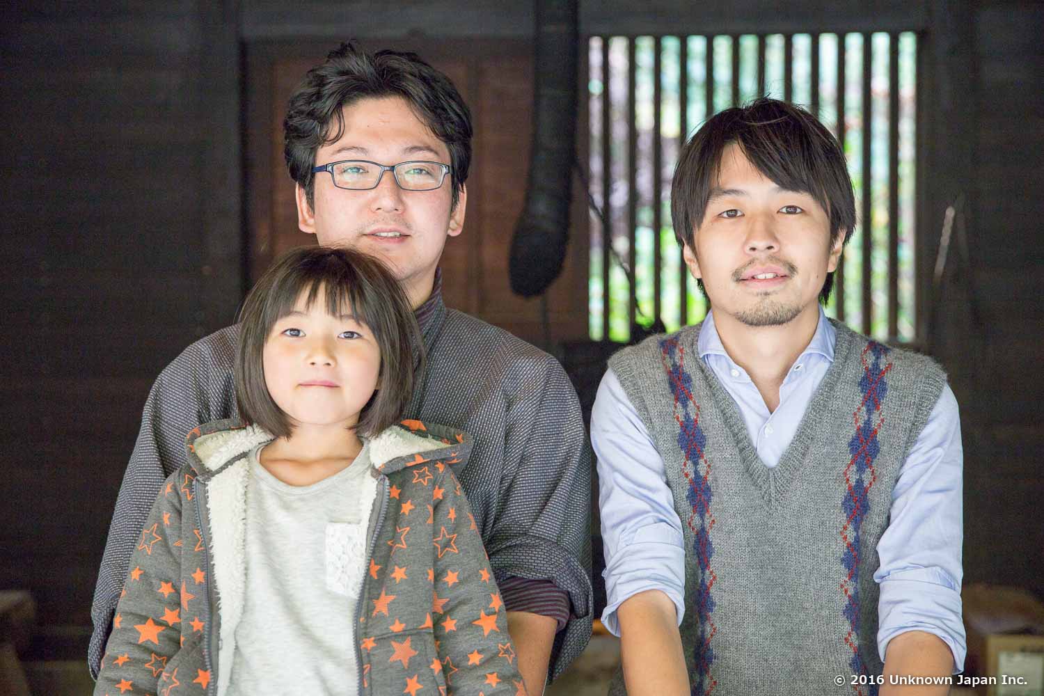 オーナーの武石真澄さんと娘さんの真綿ちゃんと囲炉裏の前で撮影