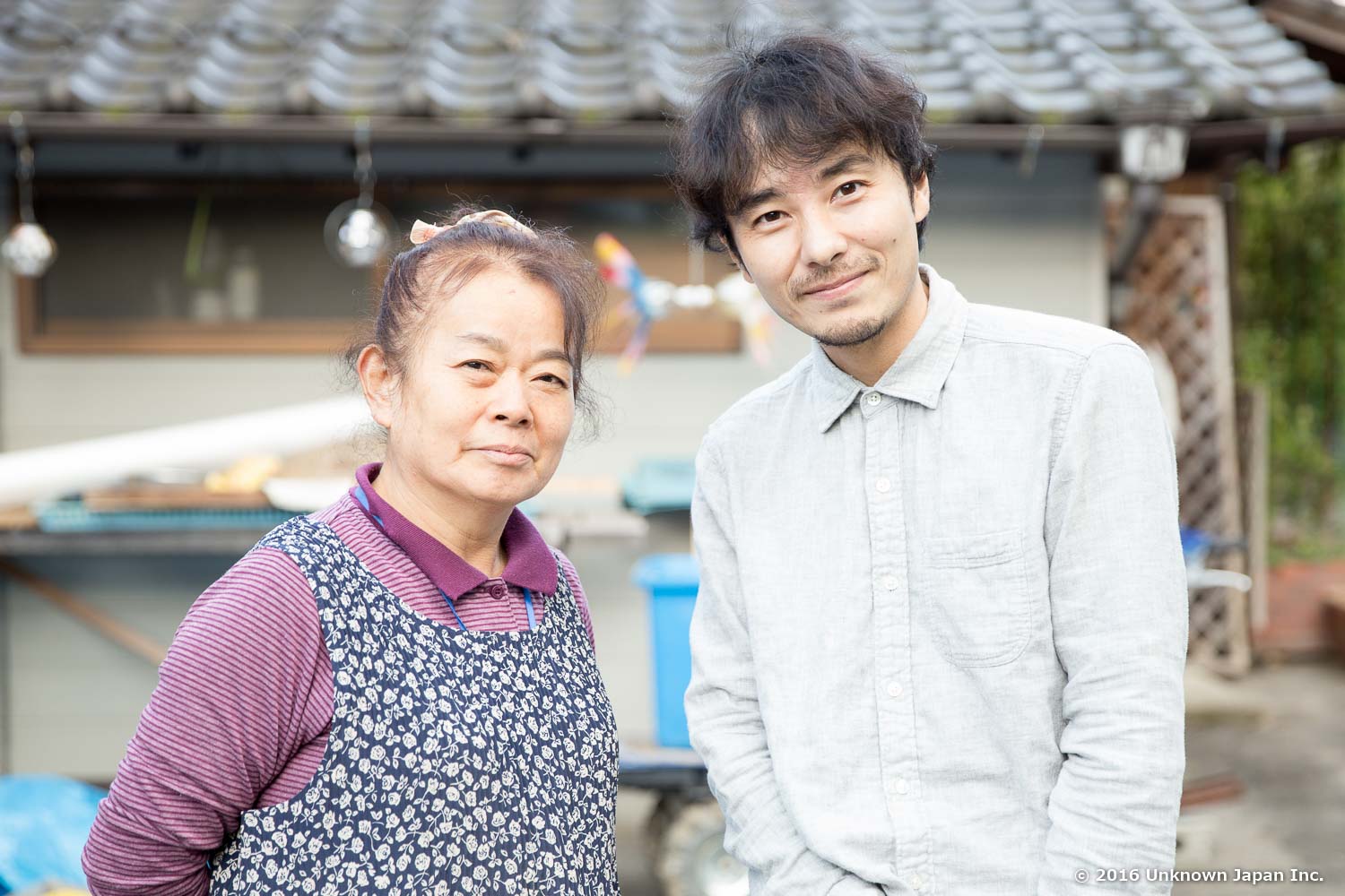 オーナーの松本豊子さんと建物の前で撮影