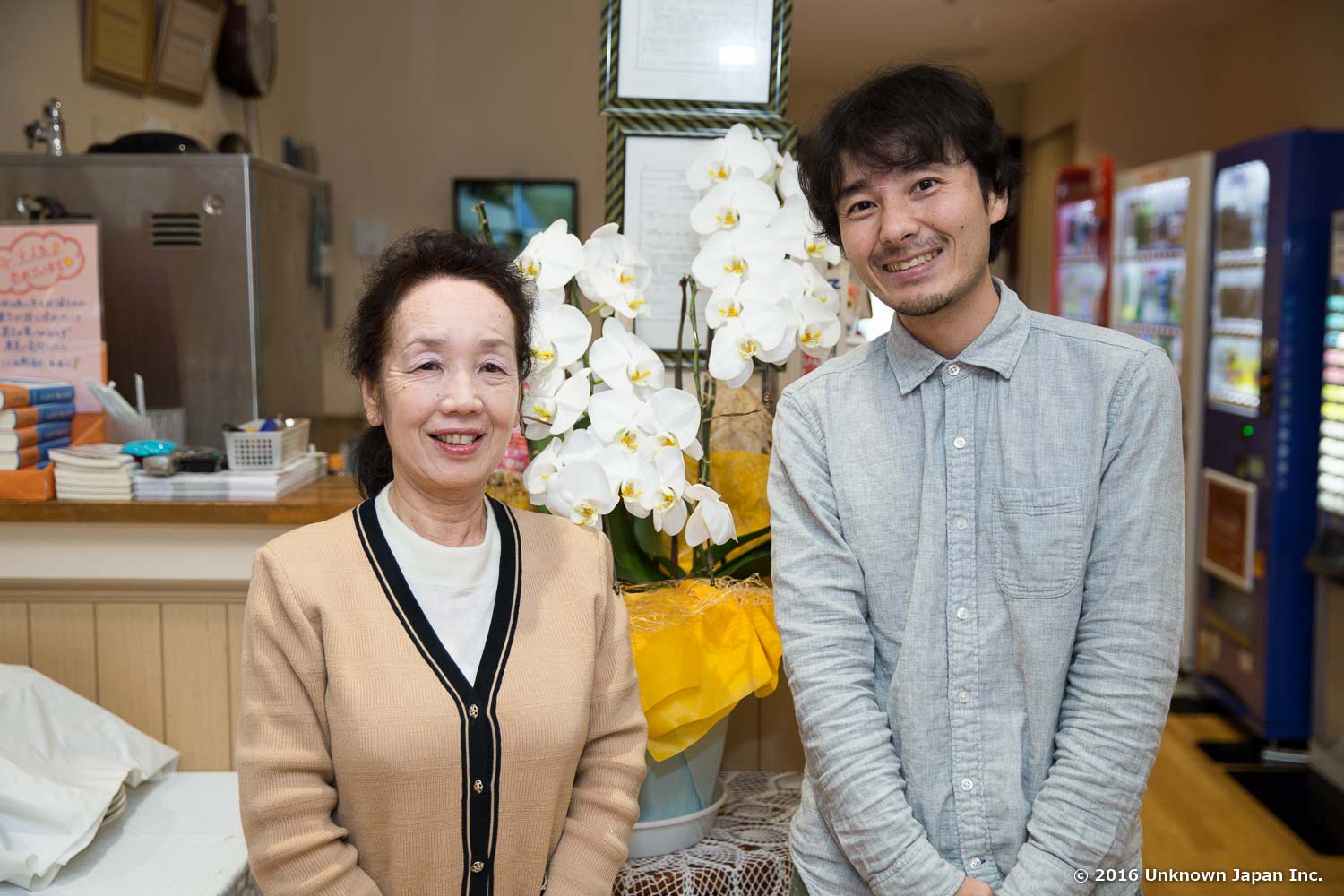 オーナーの中村明美さんと受付前で撮影