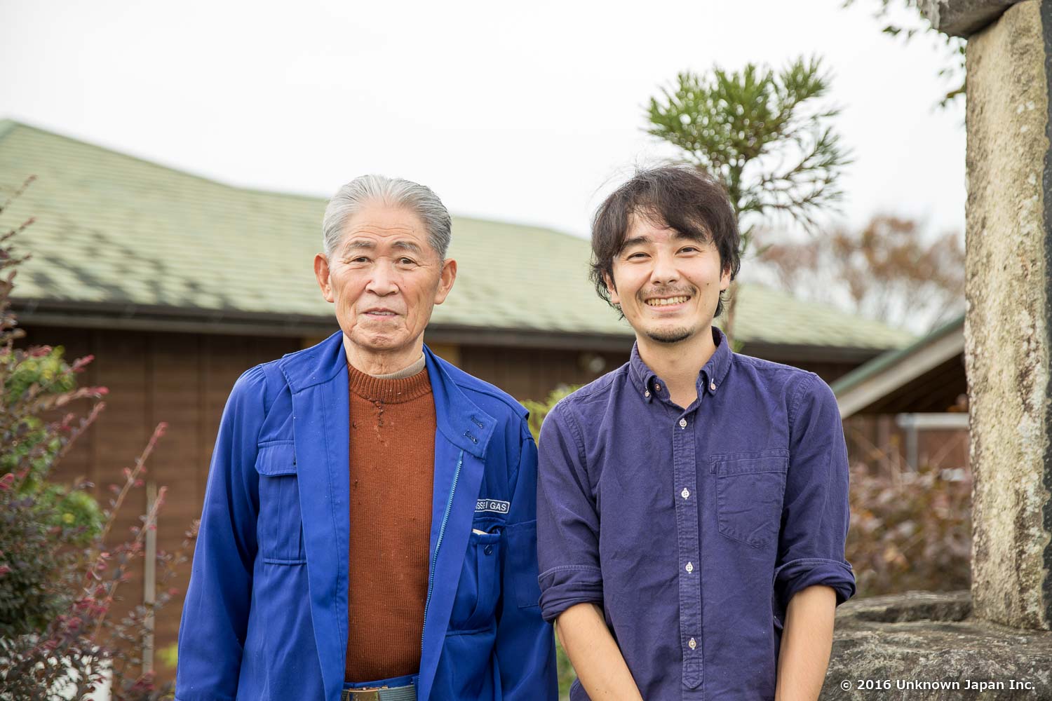 オーナーの南牧夫さんと看板前で撮影