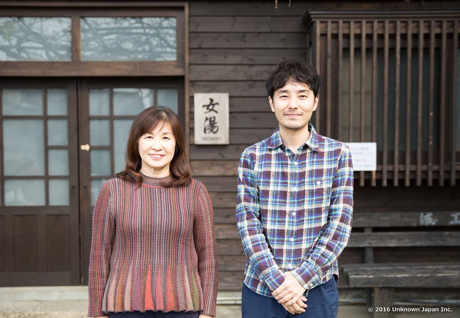 オーナーのご家族である宮本純子さんと入口前で撮影