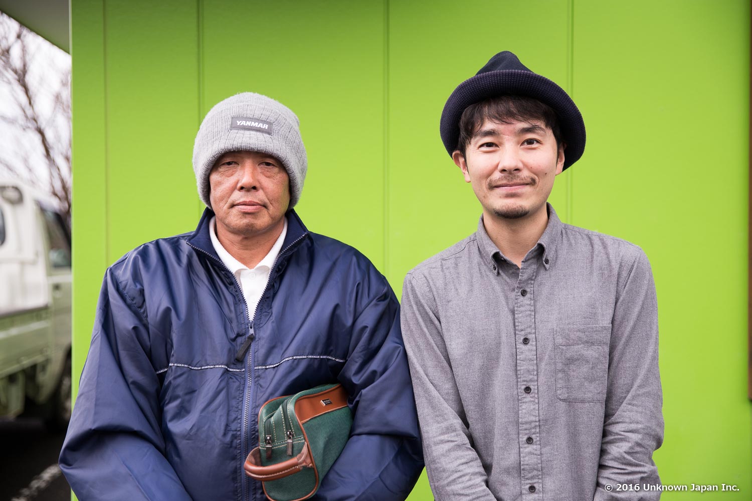 3代目の山口彰伸さんと建物の前で撮影