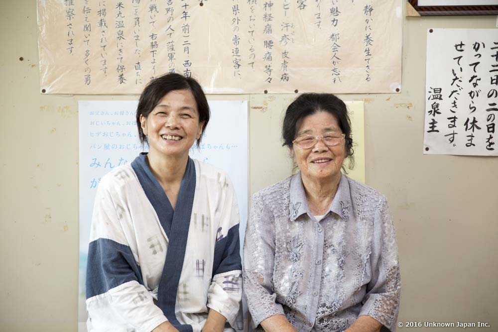 米丸温泉、優しい語り口でとげ抜き伝説について話してくれる恵津子さんとお母様