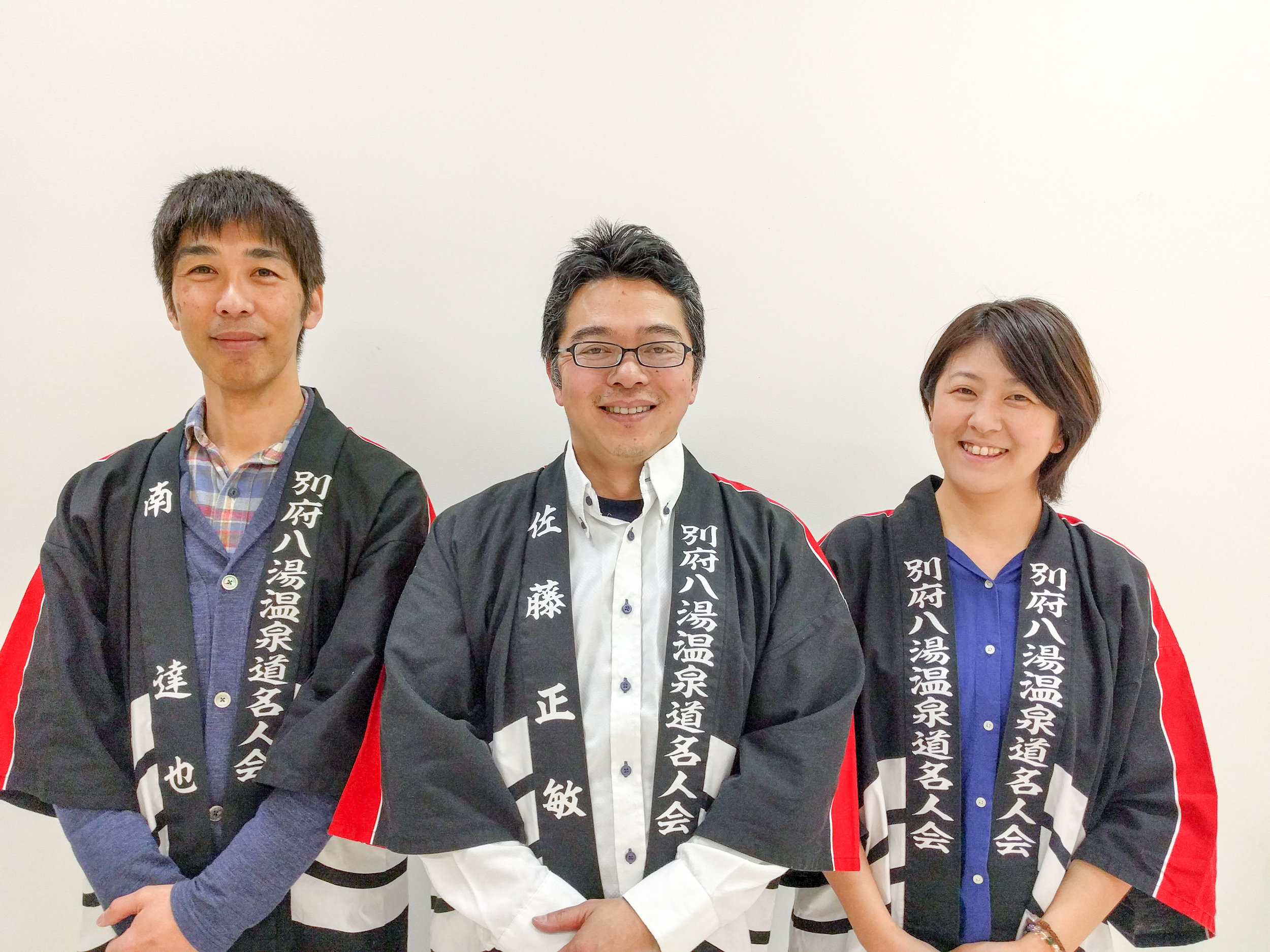別府八湯の魅力を発信する様々な活動をされている「 NPO法人 別府八湯温泉道 名人会 」の(写真左から)南さん、佐藤さん、八木さんにメッセージをいただきました。 温泉とそこに集う人々との出会い、そして紡がれる物語。アンノウン・ジャパンさんが見つめる「景色」は、今、別府でも失われつつある「お湯に親しむ日常」とも重なります。このカタログにちりばめられた九州各地の温泉の「景色」を通して、一人でも多くの方々に「お湯に親しむ日常」を知って頂くことで、ひとつでも多くの温泉と、そこで生まれる物語が守られることを願ってやみません。