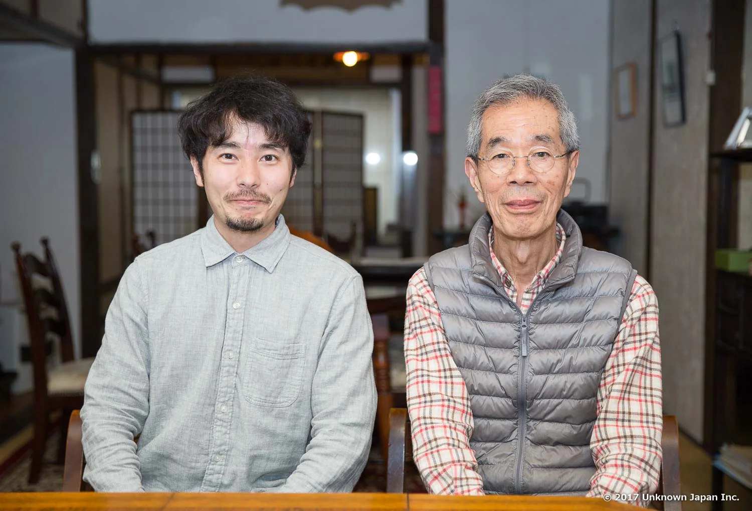 オーナーの高崎富士夫さんと喫茶室の中で撮影