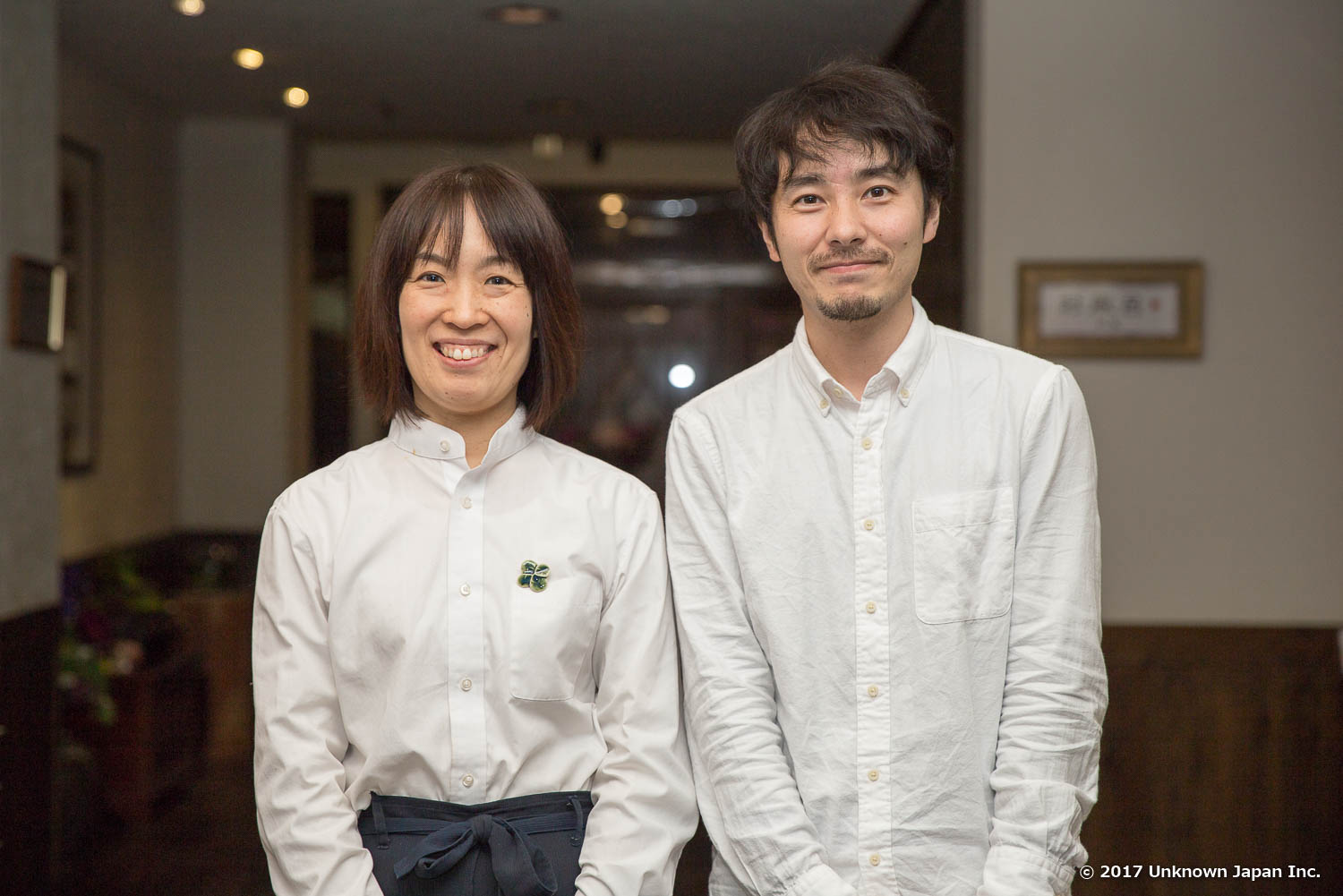 女将の葛城さや香さんとロビーで撮影