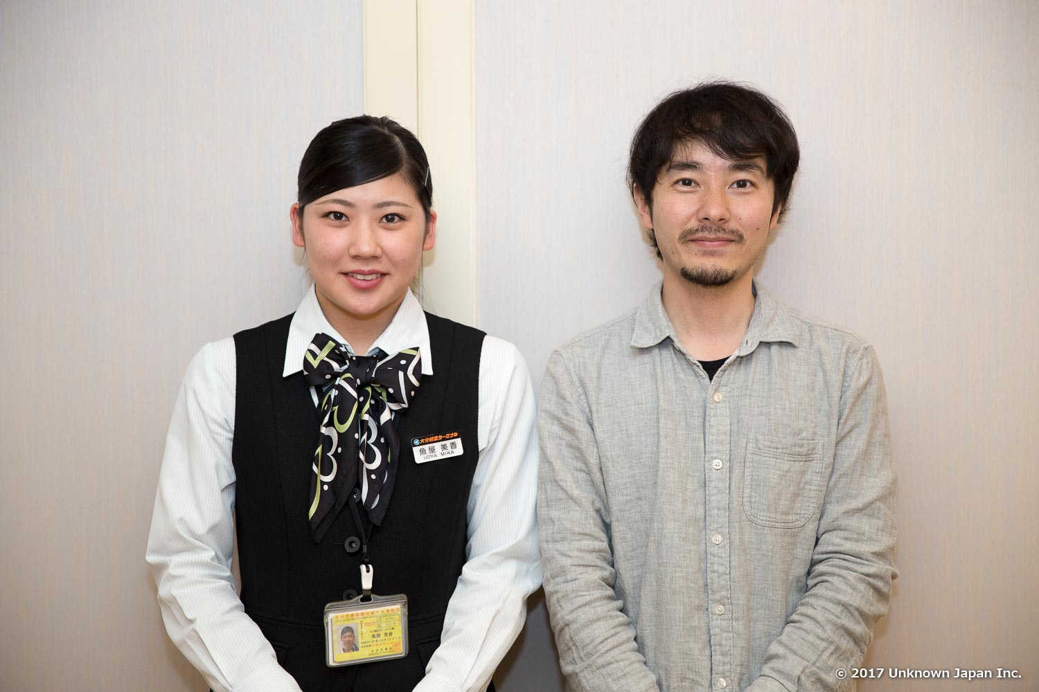 大分航空ターミナル株式会社の魚屋美香さんと応接室で撮影
