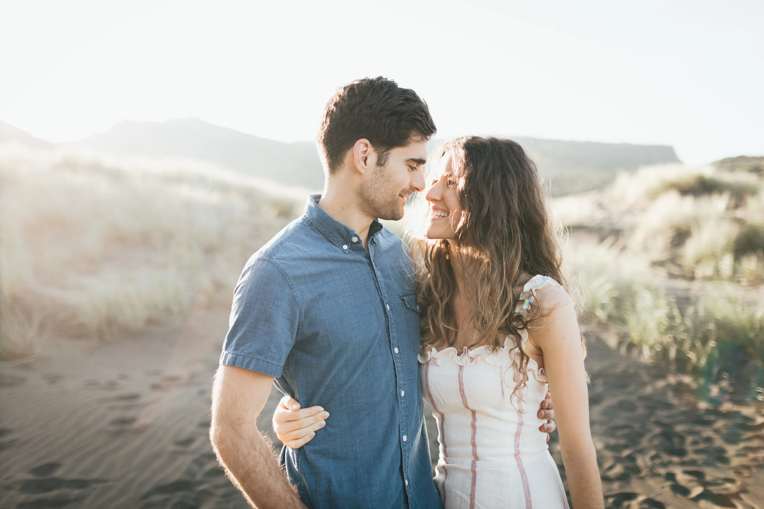 new-zealand-karekare-beach-couple-photo-by-samantha-look.jpg