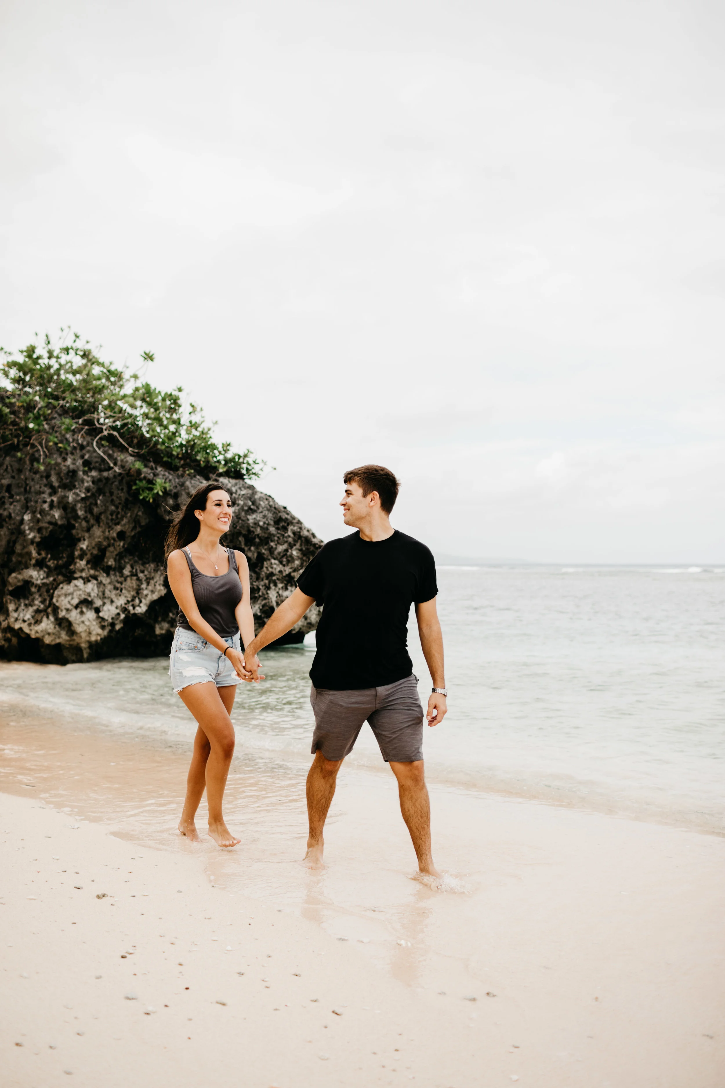 beachy-laidback-couples-session-photos-by-samantha-look.jpg