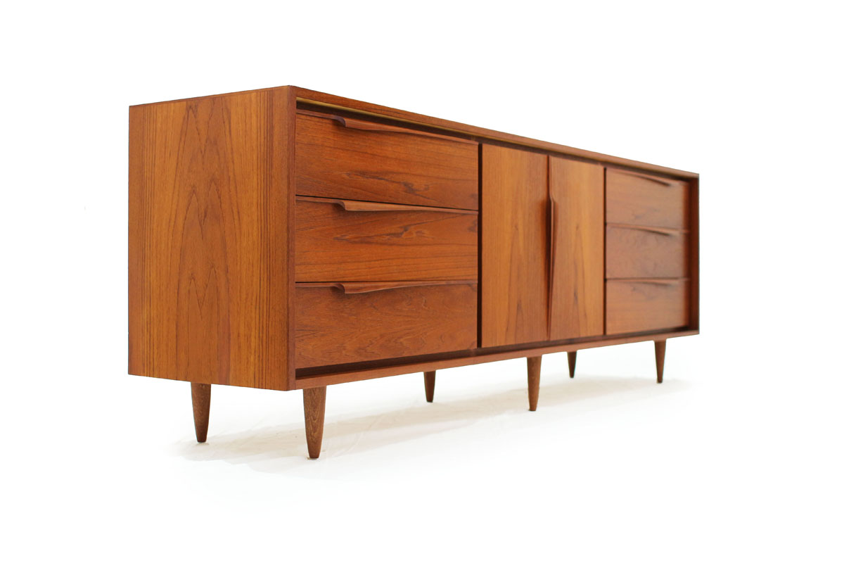 Mid-Century Modern Teak Wood Credenza / Sideboard with lots of storage inside 6 drawers and 2 doors and 6 tapered legs