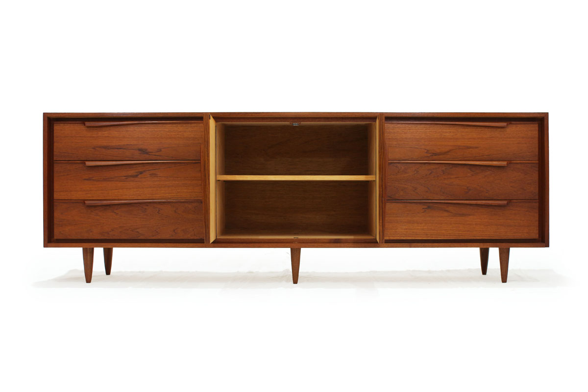 Mid-Century Modern Teak Wood Credenza / Sideboard with lots of storage inside 6 drawers and 2 doors and 6 tapered legs