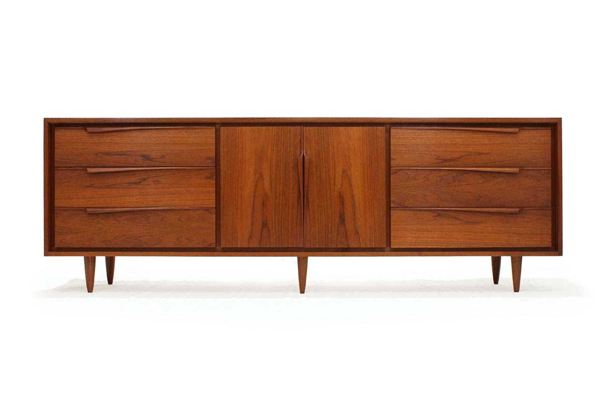 Mid-Century Modern Teak Wood Credenza / Sideboard with lots of storage inside 6 drawers and 2 doors and 6 tapered legs