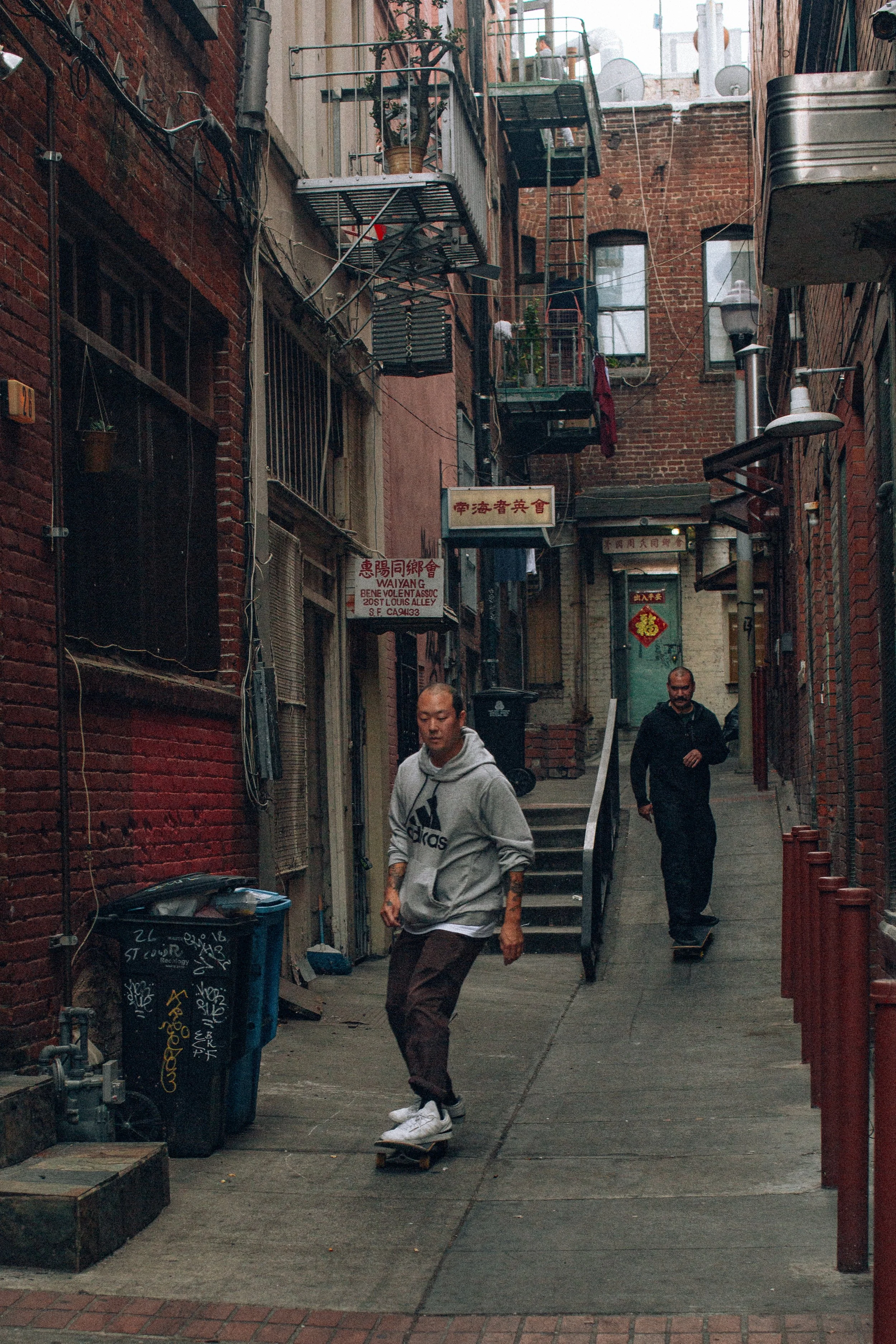eric skates through chinatown-9425.jpg