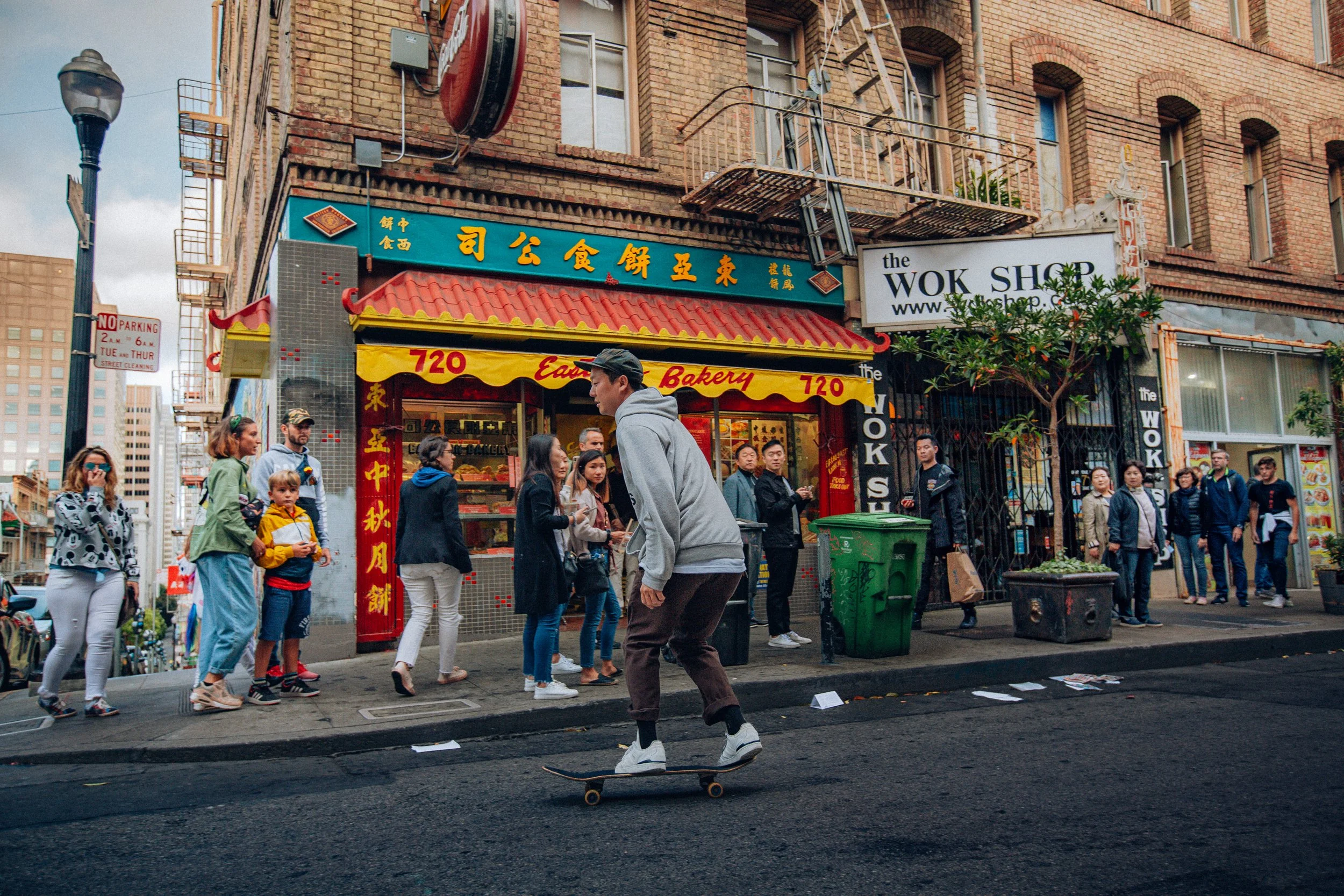 eric skates through chinatown-9515.jpg