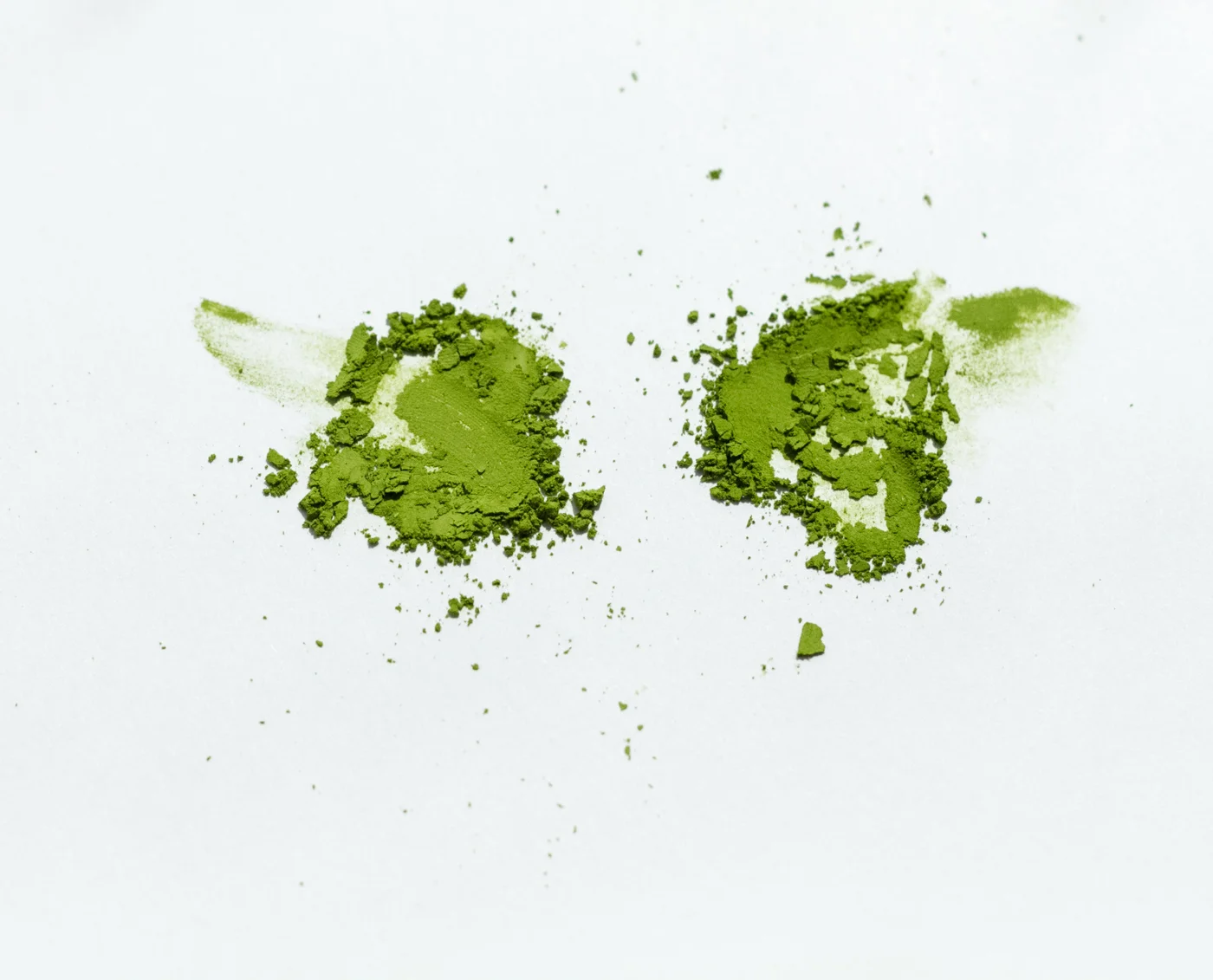 Comparing 2 single-cultivar matcha. On the left, Saemidori. On the right, Okumidori.