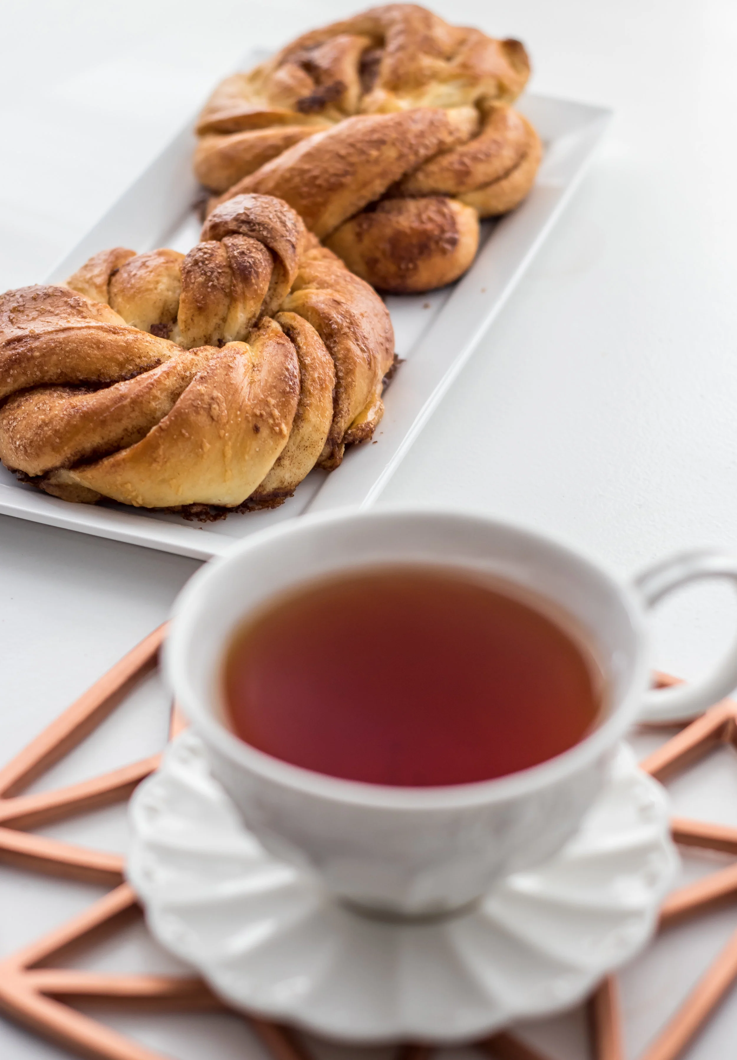 Pairing Swedish cinnamon knots with tea