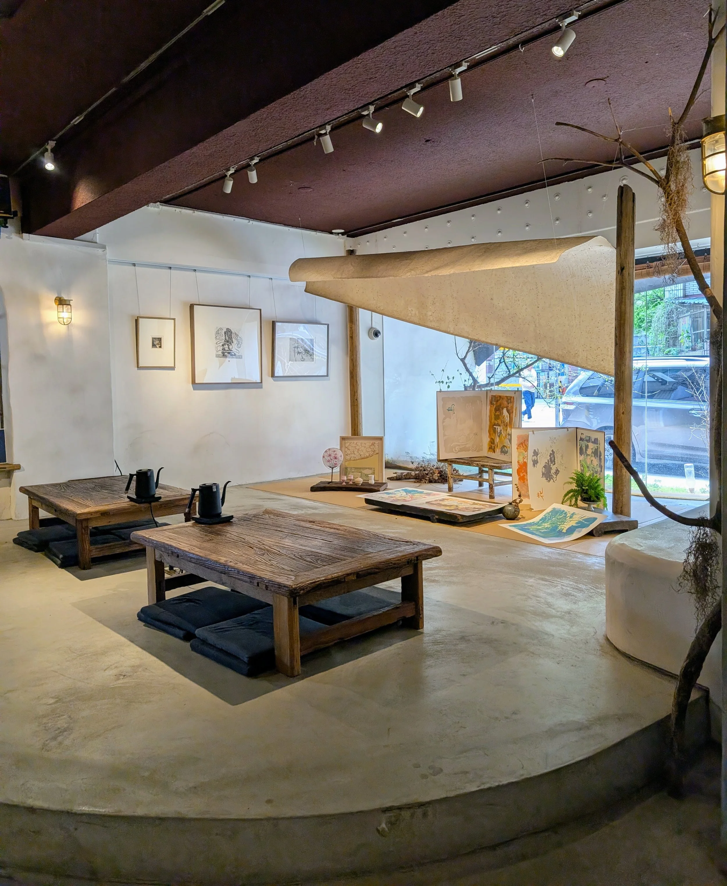Hermit's Hut tea house in Taipei, low tea tables with kettles and artwork on display