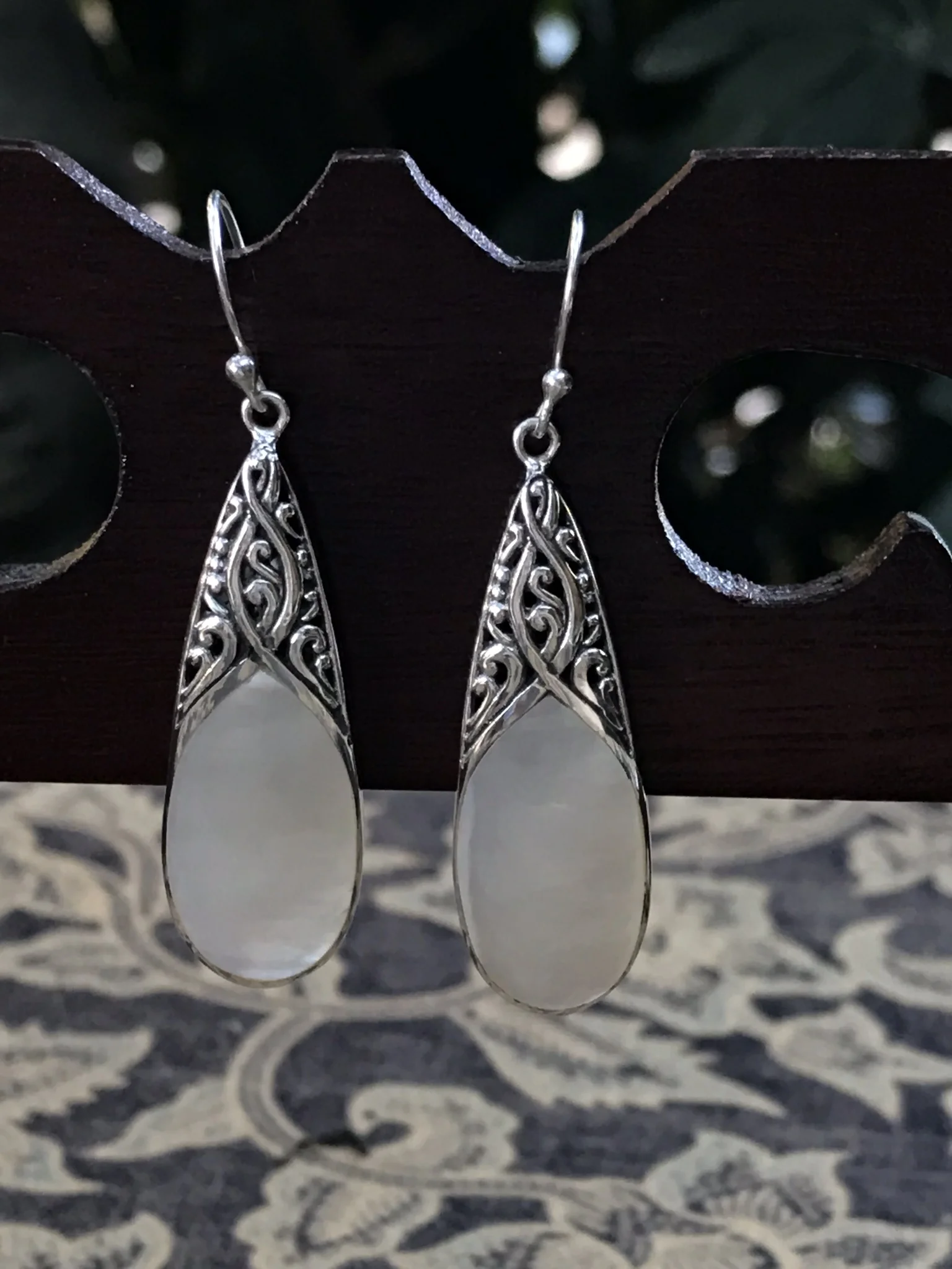 LUMINOUS MOTHER OF PEARL (earrings)