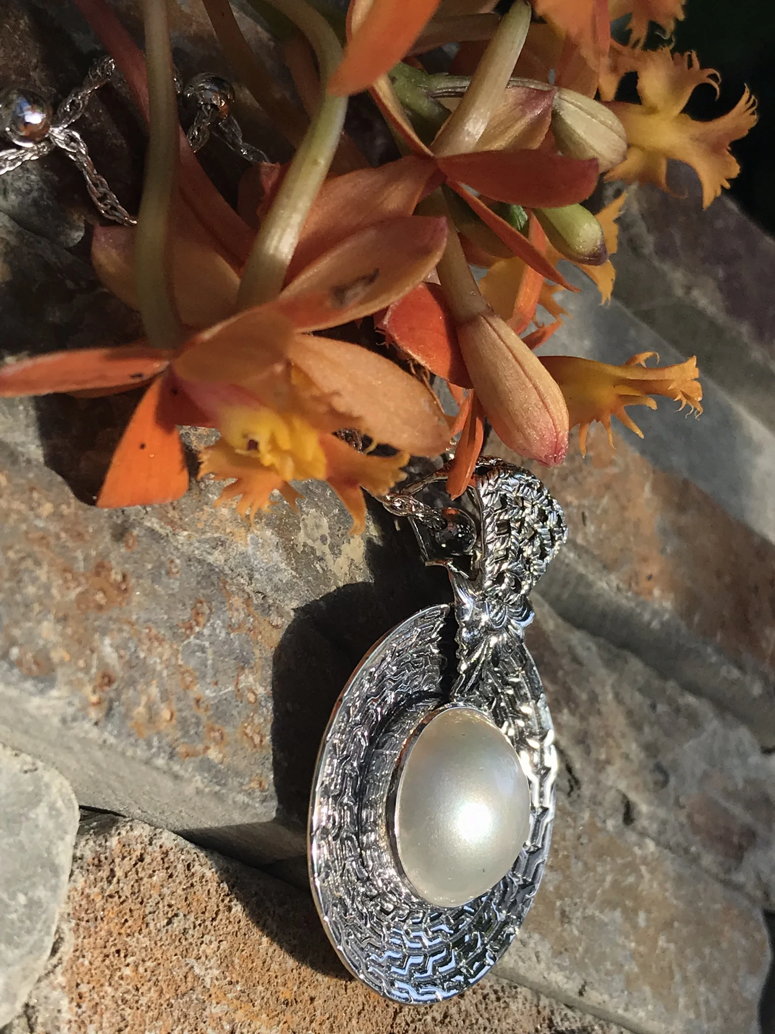 mother of pearl pendant set in sterling silver from Bali