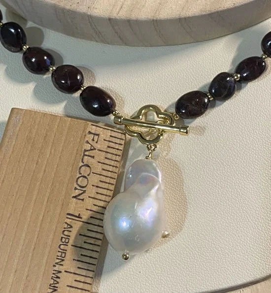Garnet and Baroque pearl necklace - gold