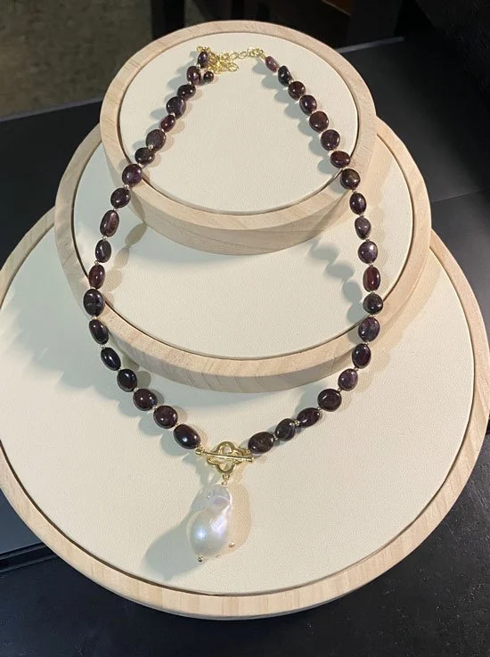Garnet and Baroque pearl necklace - gold