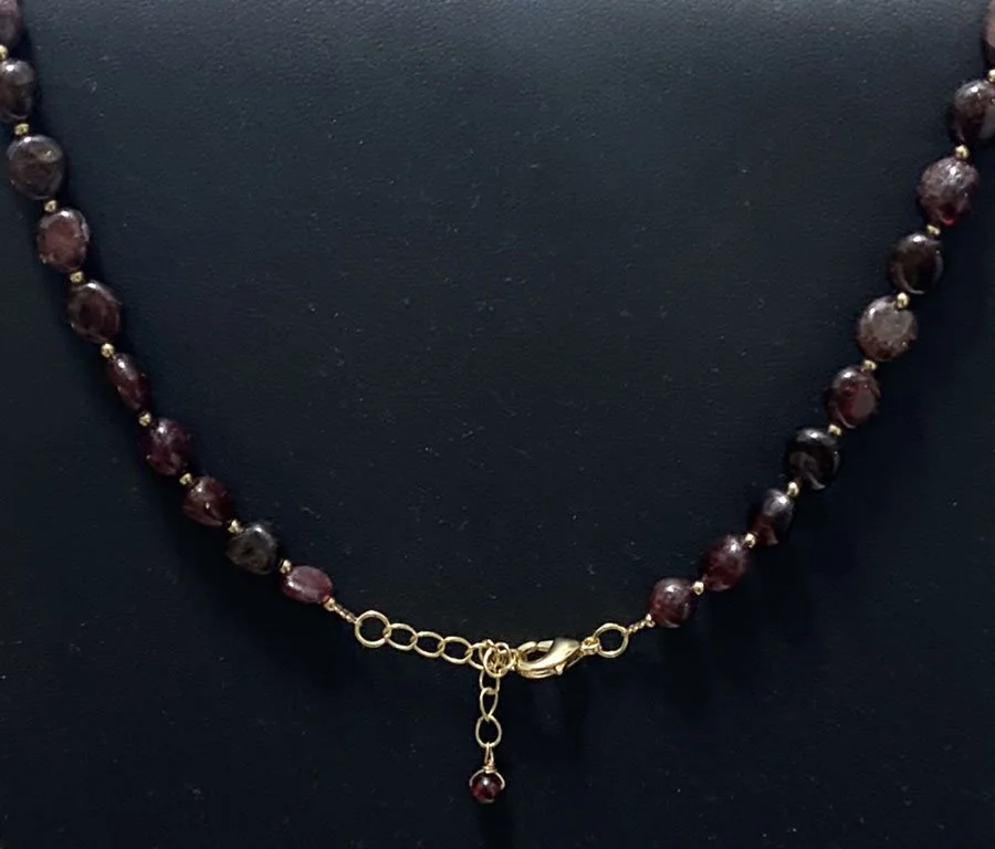 Garnet and Baroque pearl necklace - gold