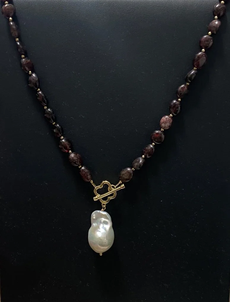 Garnet and Baroque pearl necklace - gold