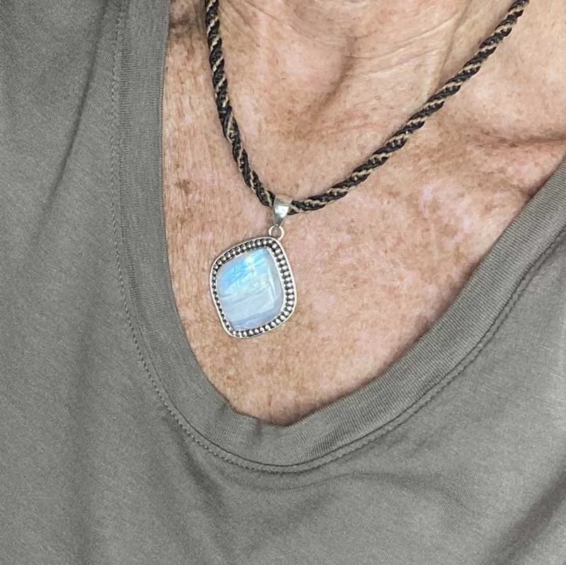 Elegant Moonstone Pendant, Natural Moonstone Gemstone, Intuitive Healing Pendant, Unique Moonstone Necklace, Light-Reflecting Moonstone Jewelry, Spiritual Growth Pendant,