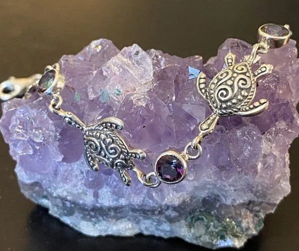 Organic beach jewelry, Turtles and gemstones bracelet, Spiritual sea turtle amulet, Nature-inspired jewelry, Healing crystal bracelet,