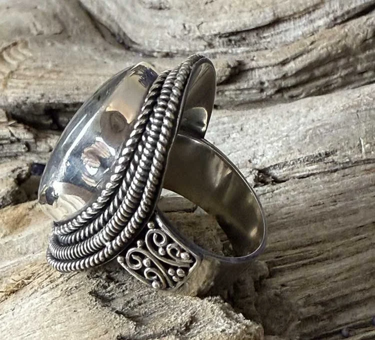 Discover a handcrafted labradorite statement ring in sterling silver. Ethereal glow, Boho charm, and artisan soul—all made with love in Bali.