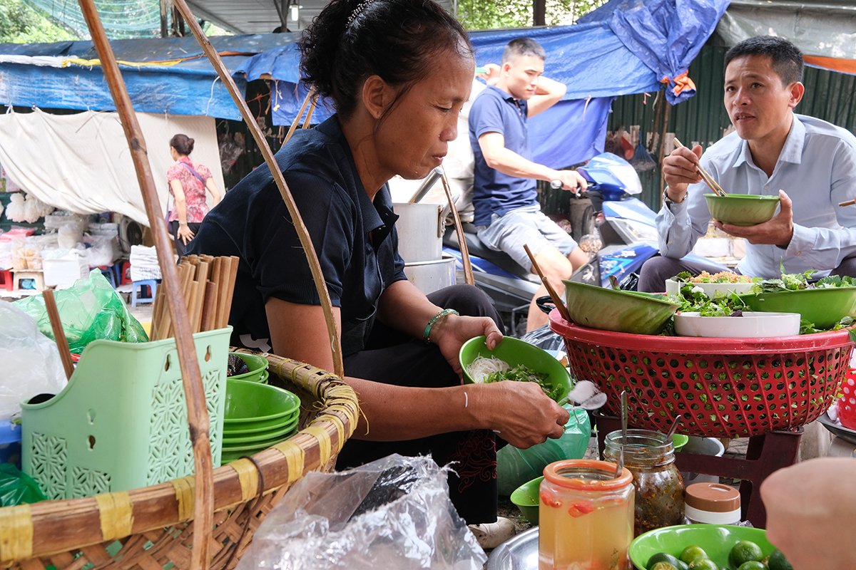 hanoistreetfoodvendor.jpg