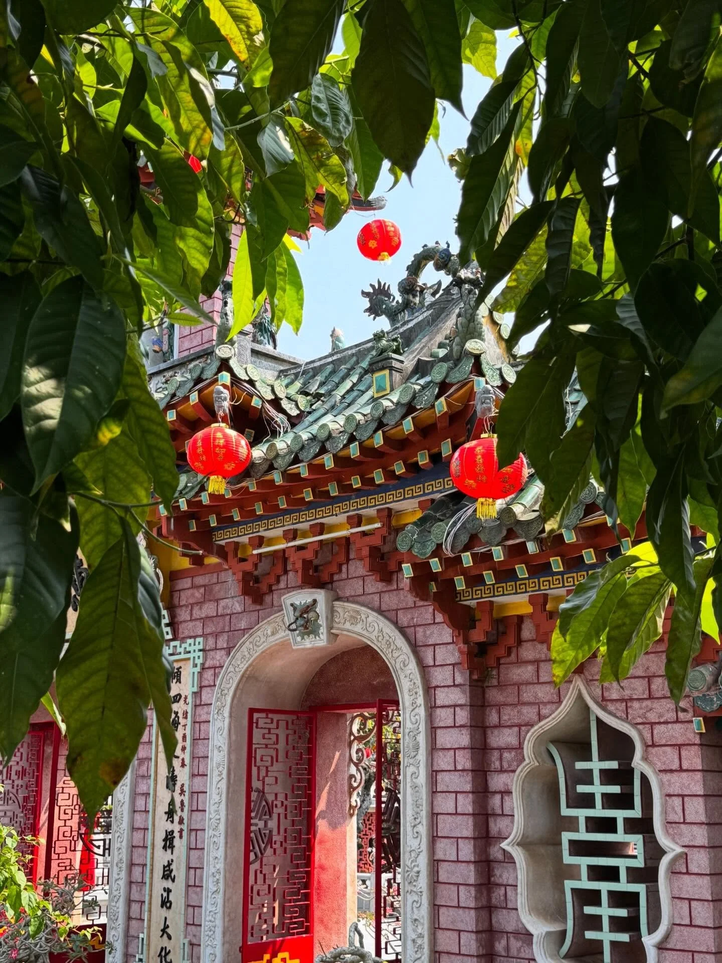 From the sea worn journeys of Fujian traders to the gentle pause of those who sketch today, Hoi An still invites a certain kind of creativity.

Lantern light, river air, the hush of paper and pencil, as if the past lingers softly in every line.

With