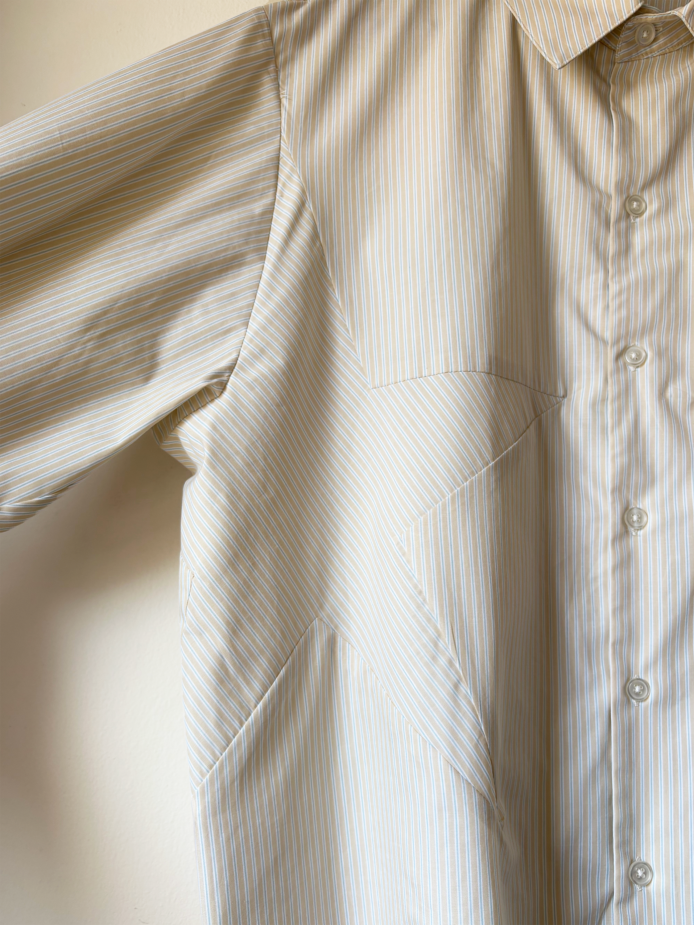 WISH SHIRT_GOLD_STAR DETAIL.png