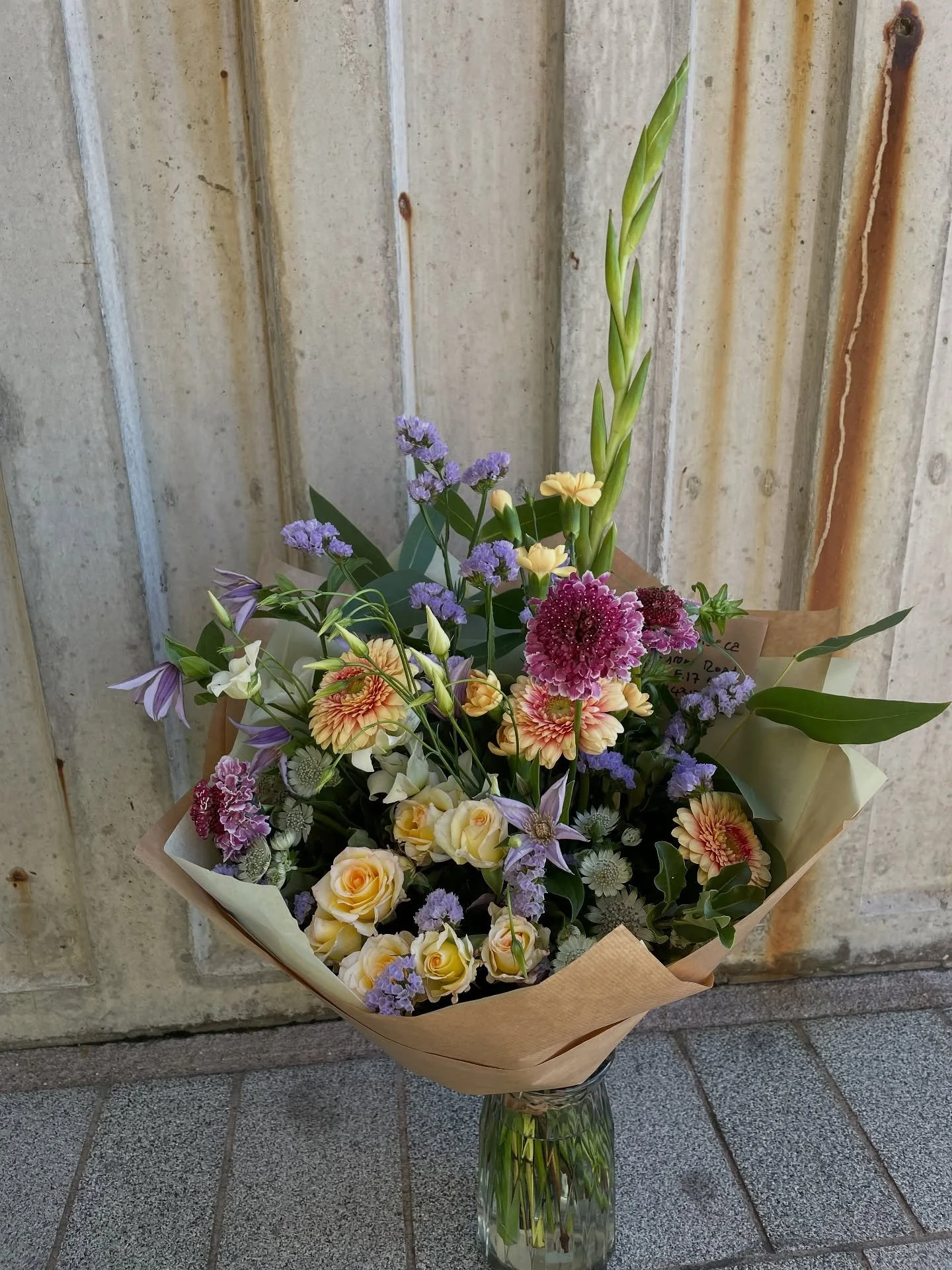 A cute little meadow bunch we made today 🌾

#flowers #florist #bouquet #flowersdelivery #meadowflowers #wildflowers