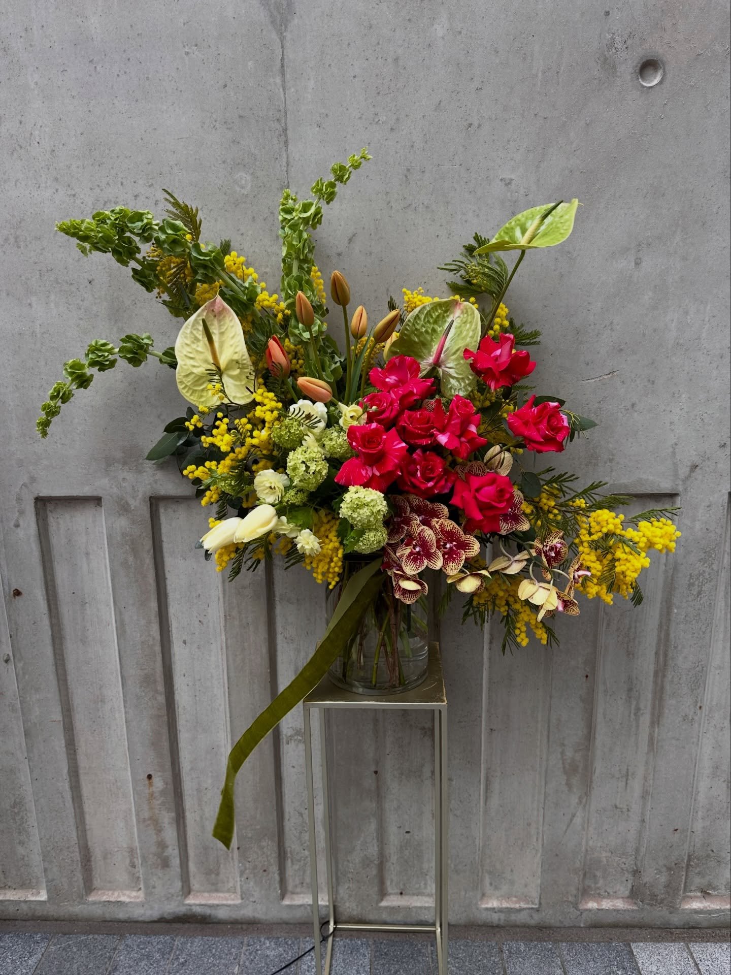 Luxury Floral Explosion 

Truly Bespoke; a showstopping floral display made for your Valentine by our talented creative team. Pre order now! 

#valentines #valentinesday #valentinesflowers #luxurybouquet #florist