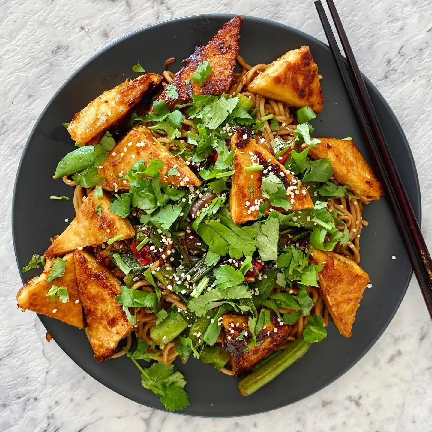 Stir fry Sunday&rsquo;s 🥢Chilli tofu, udon noodles &amp; green veggies topped with soy, coriander &amp; chilli 🌶 🥬😋 #vegetarianeats #vegetarian #stirfryveggies #veganfood #veganrecipes #veganeats #sunday #dinner #chopsticks #yum