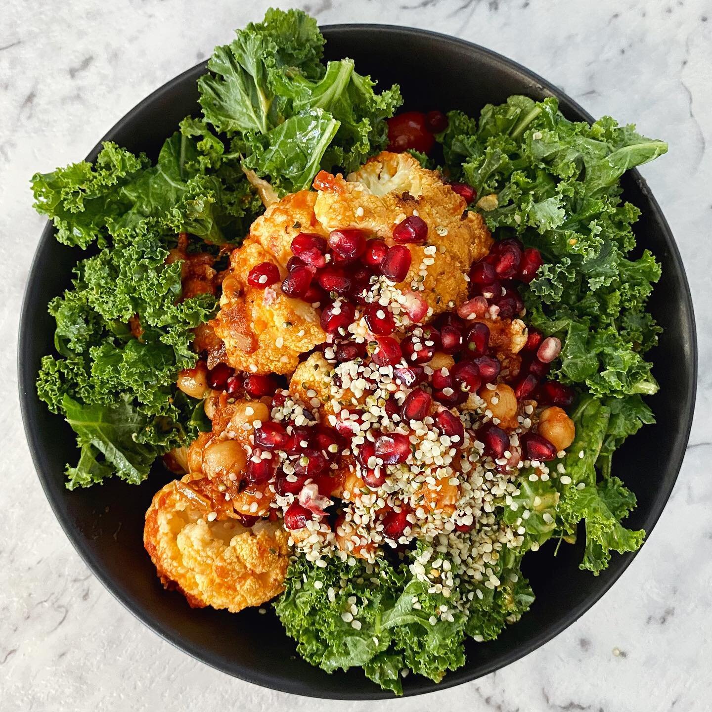 Kale, cauliflower, chickpea &amp; pomegranate salad 🥬 🥗 topped with hemp seeds &amp; lemon juice 🥰 #vegetarianeats #vegetarianrecipes #veganeats #halt #salad #kale #yum #veganrecipes #sydneyeats #healthyfood