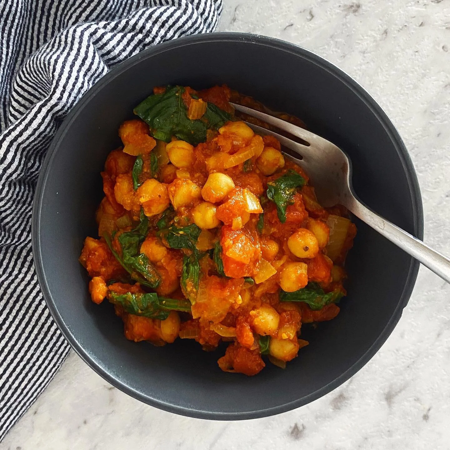 Chickpea masala by @katybeskow 🌿😍 super easy and soo tasty!! ✏️ Ingredients: 1 onion diced, 2 garlic gloves crushed, 2 tbps of curry paste or power, 400g of chopping tomatoes (tinned), 400 grams of chickpeas drained, baby spinach to stir though &amp; salt &amp; paper to season 😋😋 #vegetarianeats #homecooking #homemade #chickpeas #chickpeacurry #recipe #sydneyeats #vegan #veganfood #veganism #sunday #foodblog #hungry
#eats #cleaneating #foodphotography
#foodpics #homecooking #foodlove #instaphoto #foodcoma #foodgram