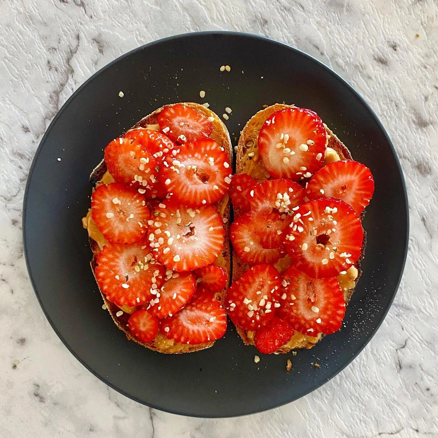 Snack o clock ⏰  Toasted sourdough topped with peanut butter 🥜 strawberries 🍓 &amp; hemp seeds 🙌🏼🙌🏼 #vegetarianeats #snacktime #toast #strawberries #halt #hempseeds #yum #love #vegan #plantbased #veganfood #vegetarian #healthyfood #food #healthy #vegansofig #foodie #veganlife #vegano #love #healthylifestyle #veganism